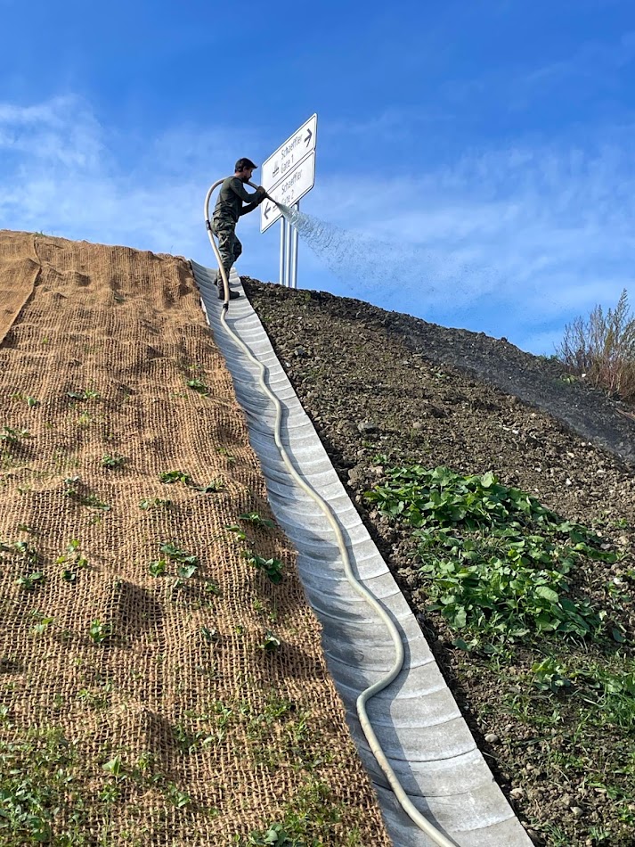 Oporný múr zo strany